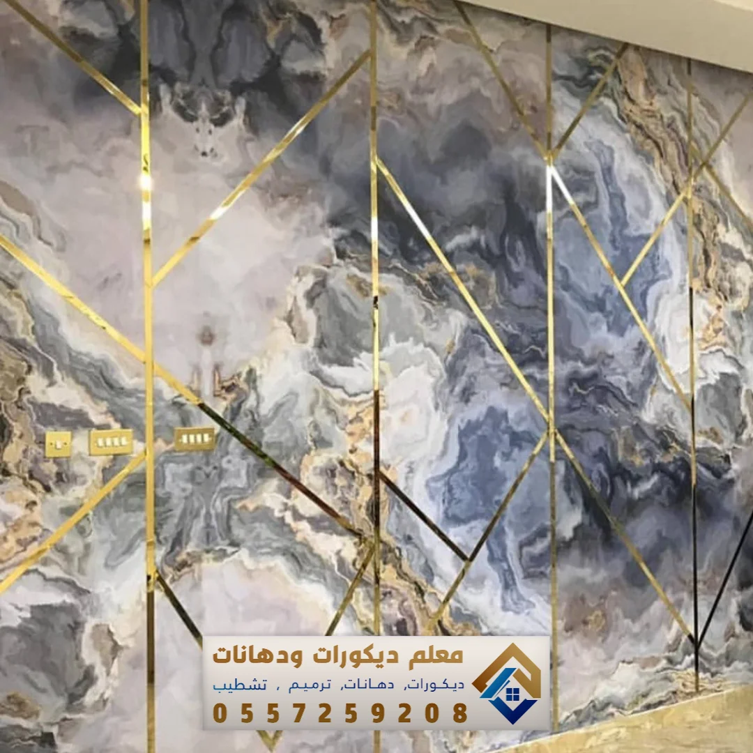 فني تركيب بديل رخام في حي السلام بالقطيف