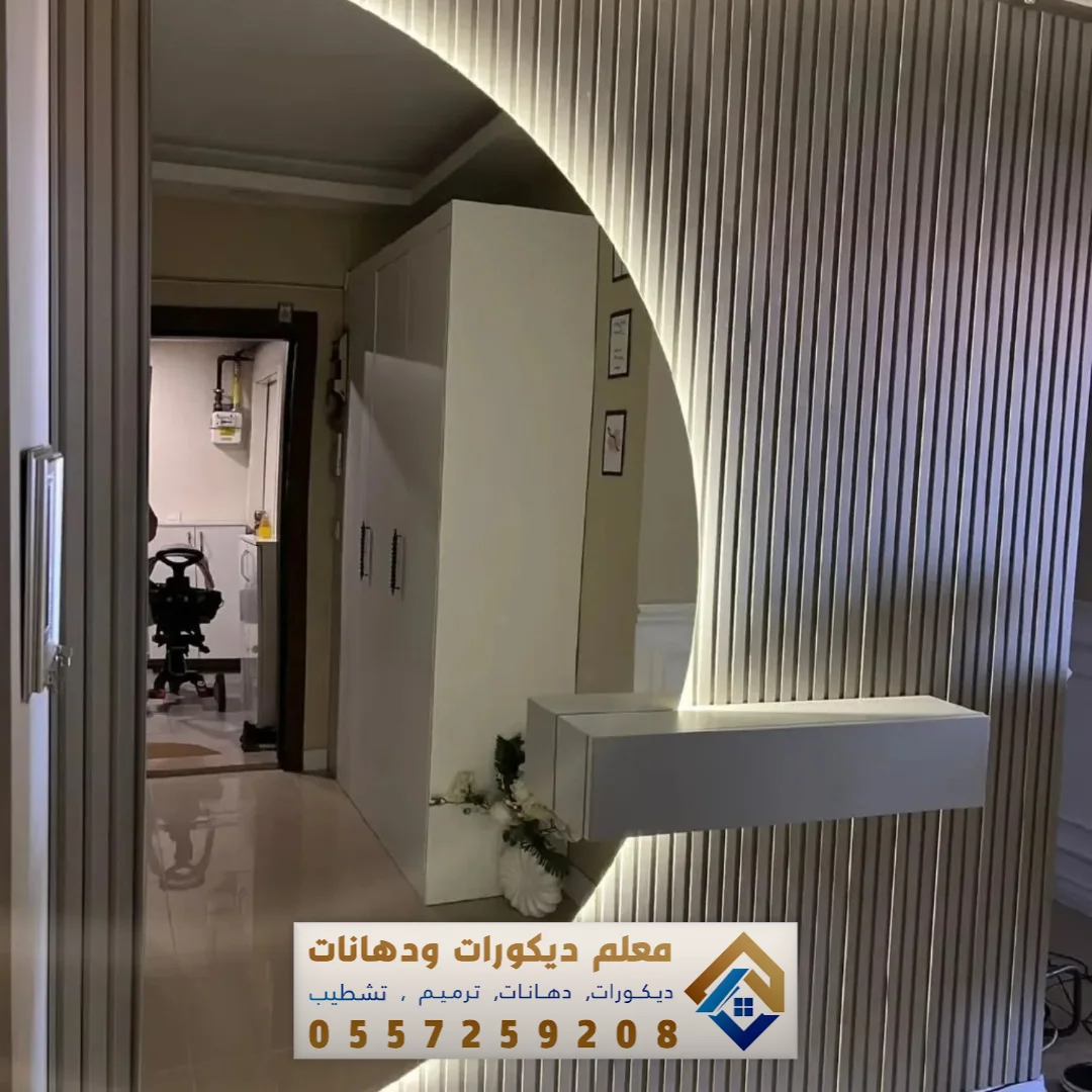 فني تركيب مرايات جدارية في القطيف